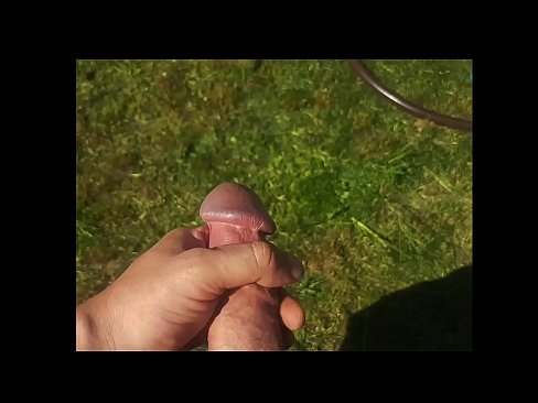 ❤️ Una guapa calenta es folla el seu cony rosa i es corre amb un esquitxat en un jardí d'estiu ❤❌ Vídeo de sexe al porno ca.pornohammer.ru